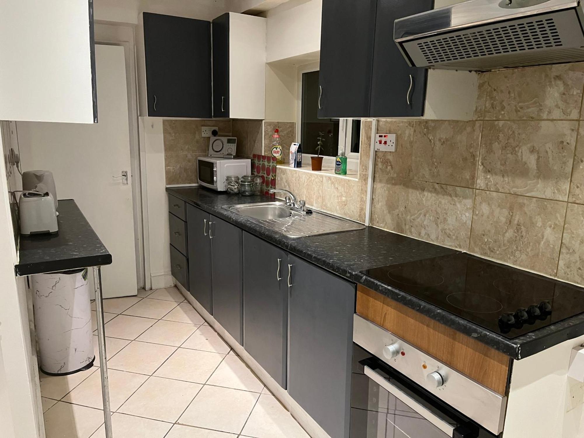 Cosy With Parking Close To Station *