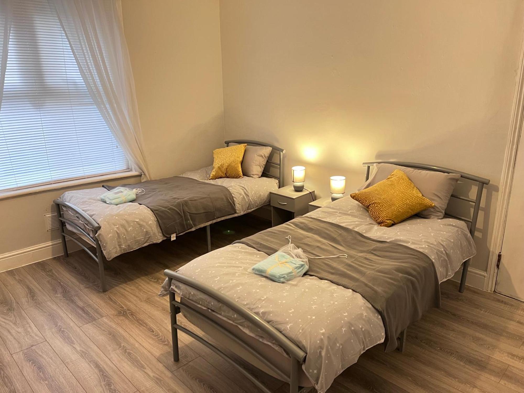 Cosy With Parking Close To Station Apartment *