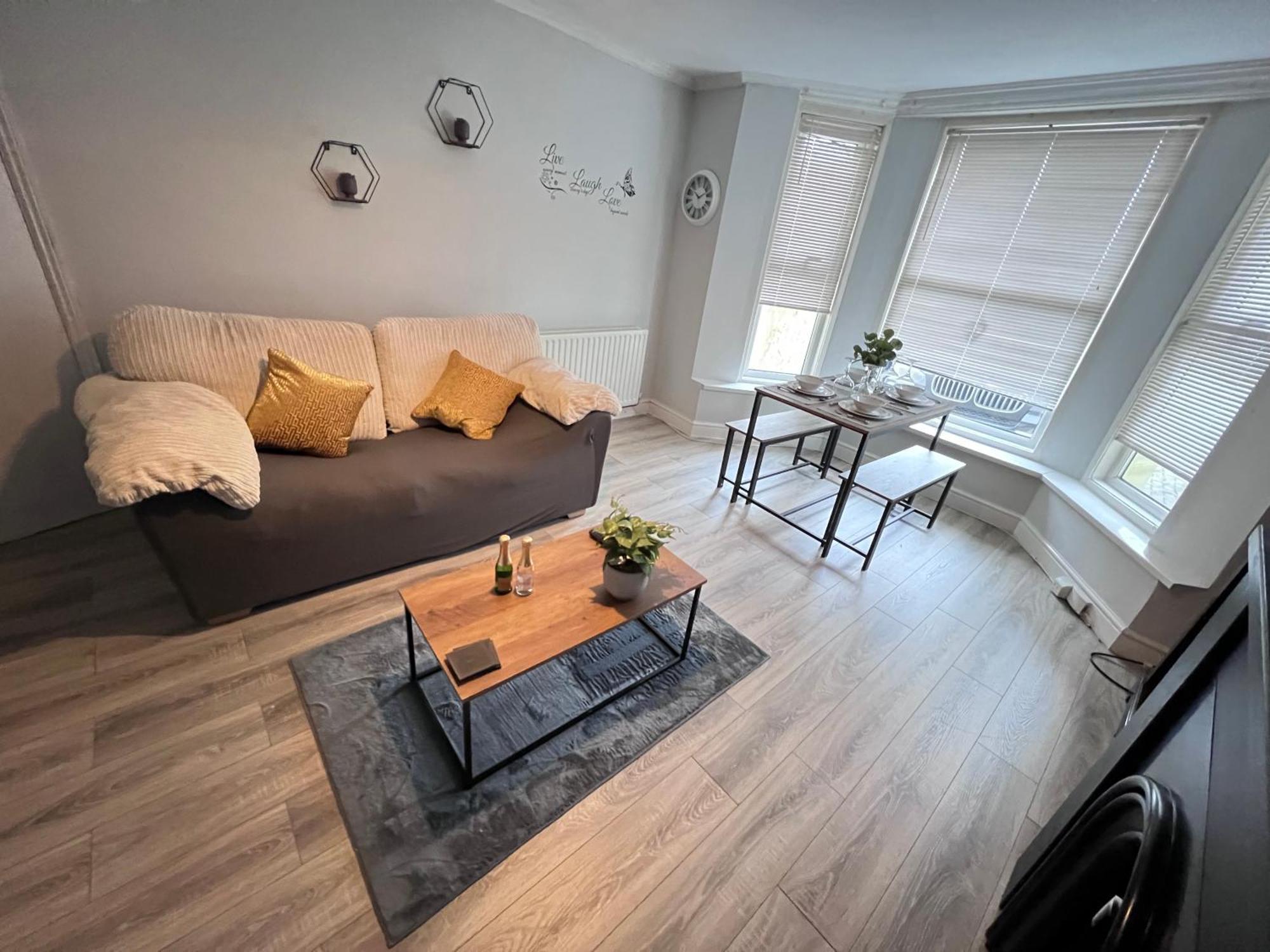Cosy With Parking Close To Station Apartment *