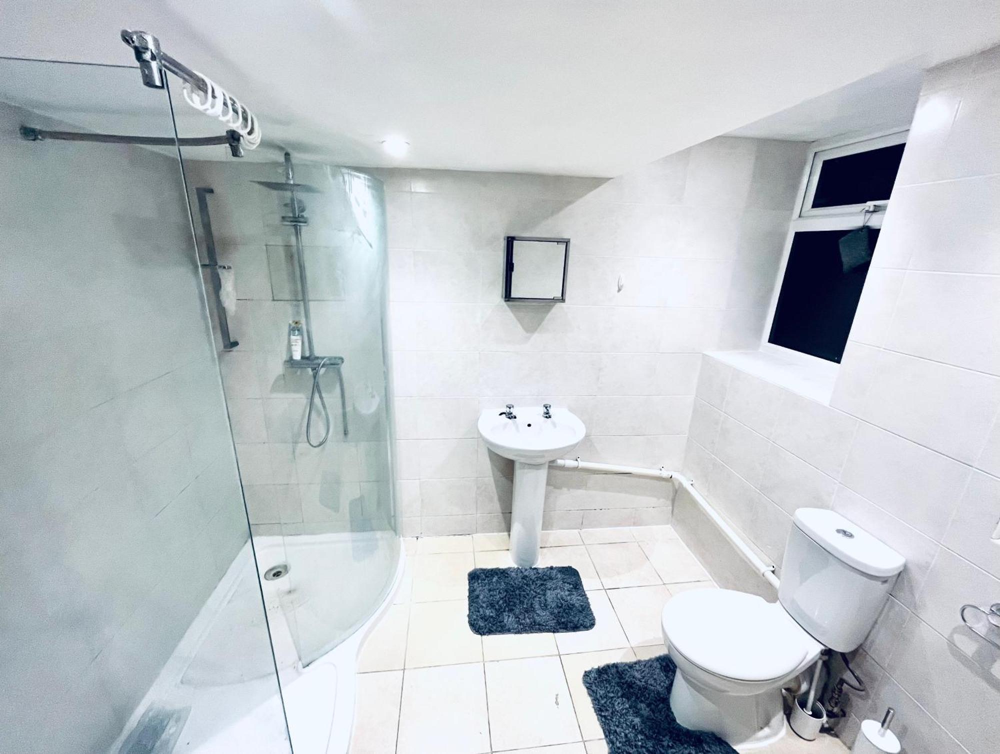 Cosy With Parking Close To Station Apartment *
